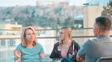 Πώς δάγκωσαν τις Αμερικανίδες τα «χρυσά» καβουροπόδαρα στην Μύκονο