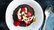 Πρωινό: Πώς να φτιάξουμε porridge με σμέουρα, καρύδα και σοκολάτα