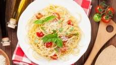Εύκολο σπαγγέτι με ντομάτα, παρμεζάνα και βασιλικό