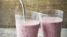 Μωβ smoothie με κεφίρ και μπανάνα