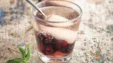 Αναψυκτικό με κεράσια και υποβρύχιο μαστίχα