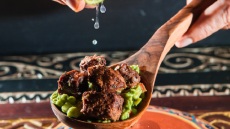 Τηγανιά τόνου με θυμαρίσιο μέλι, σερβιρισμένη με γουακαμόλε