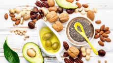 8 superfoods που βρίσκονται στα ράφια κάθε σουπερμάρκετ (και συχνά προσπερνάμε)