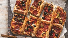 Πίτσα πάζλ με αλλαντικά και λαχανικά