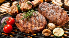 Μπάρμπεκιου με φίλους: Το λάθος που κάνουμε όλοι όταν ψήνουμε στον κήπο