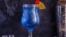 Blue lagoon: Το vintage κοκτέιλ του καλοκαιριού