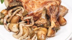 Κατσικάκι στον φούρνο με αγκινάρες και μάραθο