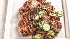 Χοιρινά μπριζολάκια με καπνιστή πάπρικα και σαλάτα με κολοκυθάκια