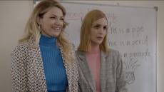 Άσε μας ρε μαμά: Η Έλλη και η Ρωξάνη αποφασίζουν να σταματήσουν τον Δημήτρη για να μην ταξιδέψει στη Δανία