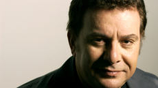 Μανώλης Μητσιάς: 50 χρόνια τραγούδια - διαμάντια σε μια συναυλία στον Κήπο του Μεγάρου