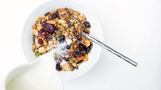 Πώς να φτιάξεις υγιεινή γκρανόλα για πρωινό