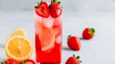 Δροσιστική λεμονάδα με φράουλες