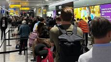 Βρετανία: Αλαλούμ με ακυρώσεις πτήσεων και ταξιδιών και πολύωρη αναμονή στα αεροδρόμια