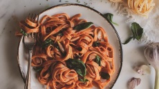 Tαλιατέλες με πελτέ και σκόρδο