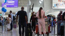 Προαιρετική και όχι υποχρεωτική από σήμερα η μάσκα στις αεροπορικές μετακινήσεις