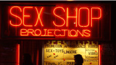 Είναι ταμπού να μπαίνουμε σε sex shop;