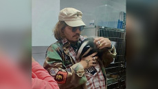 Αγκαλιά με έναν... ασβό η πρώτη δημόσια εμφάνιση του Τζόνι Ντεπ μετά τη δικαίωση!