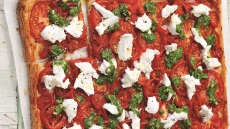 Πίτσα με ντομάτες, μοτσαρέλα και πέστο βασιλικού σε χρόνο dt