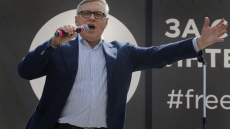 Ρωσία: Πρώην πρωθυπουργός του Πούτιν που επέκρινε τον πόλεμο στην Ουκρανία έφυγε στο εξωτερικό