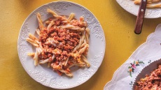 Καγιανάς ή στραπατσάδα. Το εύκολο φαγητό του καλοκαιριού