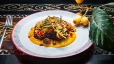 Ψητό χταπόδι αλλιώς: με σάλτσα από μούσμουλα, πουρέ γλυκοκολοκύθας και κρίταμο