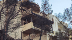 Φωτιά στη Βούλα: Σε ύφεση τα πύρινα μέτωπα - Μετρούν τις «πληγές» τους οι κάτοικοι