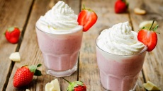 Milkshake με φράουλες και σαντιγί σε χρόνο dt