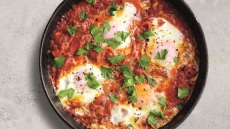 Αυγά σε σάλτσα ντομάτας με φέτα