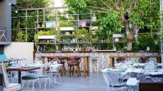 8 αυλές στα Νότια Προάστια για τις ημέρες του καλοκαιριού