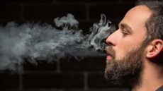 Η συνήθεια που μας στερεί βιταμίνη D και αυξάνει τον κίνδυνο οστεοπόρωσης