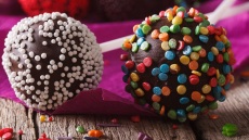 Viral: Φτιάχνουμε τα διάσημα cake pops με 4 υλικά