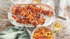 Κεμπάπ κοτόπουλου με καυτερή  καπνιστή πάπρικα και ανανά