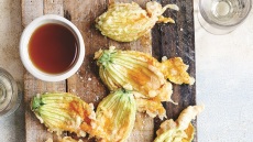 Τηγανητοί κολοκυθοανθοί με μέλι και ξίδι