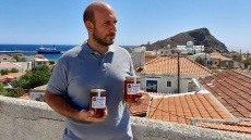 Ο Ανδρέας παραιτήθηκε από δημόσιος υπάλληλος για ν’ αναβιώσει το μελισσοκήπι του προπάππου του στα Ψαρά