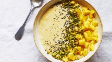 Πώς να ετοιμάσουμε καλοκαιρινό smoothie μπολ με μάνγκο