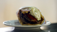 Μπέρμιγχαμ: Ατελείωτες ουρές σε εστιατόριο που σερβίρει «greek gyros» αξίας 17 ευρώ