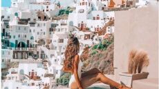 Νεαρή μπλόγκερ δείχνει πόση υπομονή χρειάζεται για να τραβήξεις μια φωτογραφία στην Οία