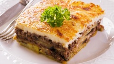 Μουσακάς: Ο Ηλίας Μαμαλάκης και ο Άκης Πετρετζίκης μοιράζονται μαζί μας τα μυστικά τους