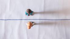 «Passport»: Η φωνή της προσφυγιάς ζωντανεύει στην παράσταση του Μάνου Καρατζογιάννη