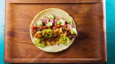 Τάκο με rib eye και χανιώτικη γραβιέρα σε σάλτσα αβοκάντο