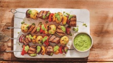 BBQ στο σπίτι: Ψήνουμε σουβλάκια με κρέας, τυρί και λαχανικά