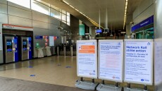 Βρετανία: Iστορική απεργία στους σιδηρόδρομους αναμένεται να φέρει χάος στις μετακινήσεις