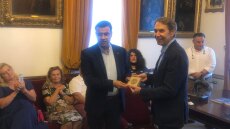 Ο Δήμος Ύδρας βράβευσε τον παγκοσμίου φήμης pop art καλλιτέχνη Jeff Koons