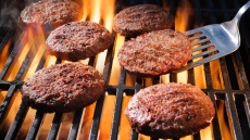 Πώς να ψήσετε μπιφτέκια για burger σαν επαγγελματίας