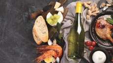 Με τι ταιριάζουν τα γερμανικά Riesling; Τι είναι τα αλσατικά κρασιά; Ο Κωνσταντίνος Λαζαράκης μας λύνει τις απορίες.