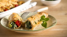 Αλμυρά σνακ με φίλους στο μπαλκόνι