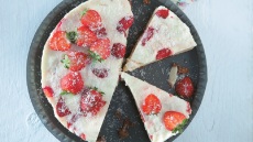 Τούρτα παγωτό με γεύση βανίλια, φράουλες και καρύδα