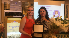 Κορωνοϊός: Βραβεύτηκε η σύζυγος πνευμονολόγου του «Αττικόν» που μολύνθηκε από  ασθενή του και πέθανε