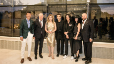 Γλυπτά του Παρθενώνα: Άλις Κούπερ, Ρίτα Γουίλσον, Ντέσμοντ Τσάιλντ και Σάκης Ρουβάς στο Μουσείο της Ακρόπολης πριν τη μεγάλη συναυλία