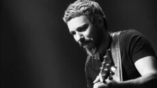 «Εκτός τόπου και χρόνου – Μαζί ξανά»: Ο Αλκίνοος Ιωαννίδης στο Κατράκειο Θέατρο Νίκαιας